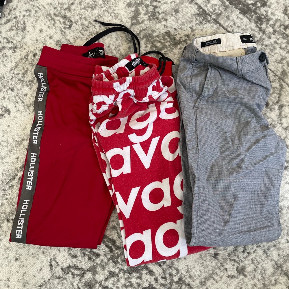 2 pairs mens joggers and a pair of men’s pants
See pictures for sizes and brand